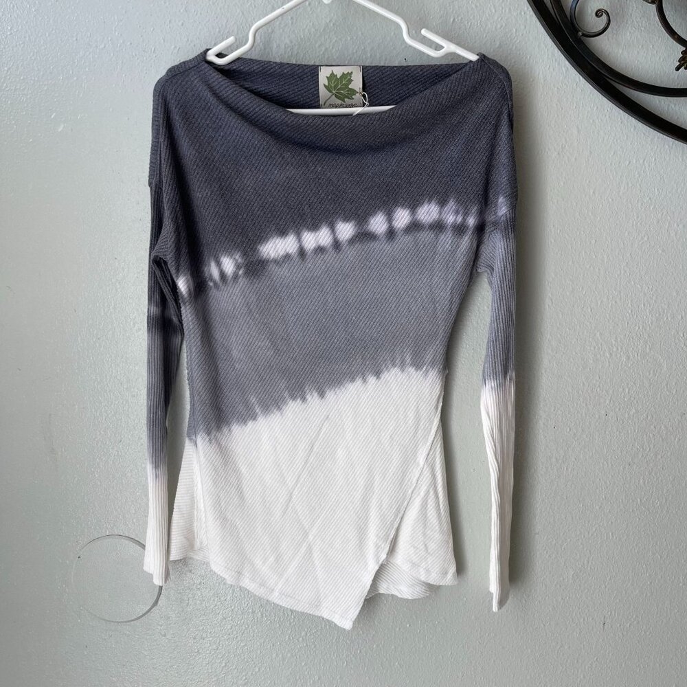Tie-Dye Long-Sleeve‎ Asymmetrical Hem Top by maplesage